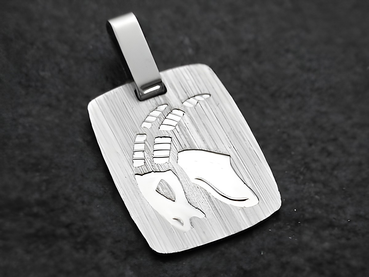 Silberne Gravurplatte mit eckiger Form, die das Sternzeichen Steinbock darstellt, hergestellt von Juwelier Harnisch, ideal als Schmuckstück für Steinbock-Geborene.