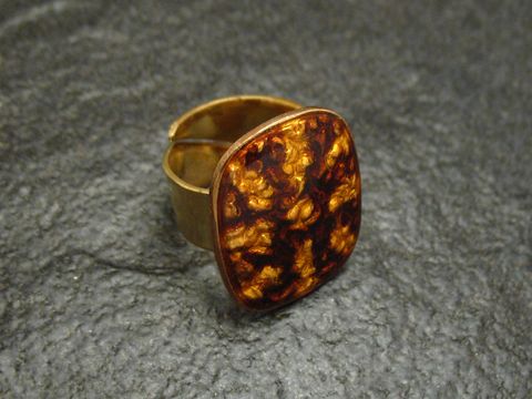 Ring mit braun-gelber Emaille, vergoldet, in der Größe 52-58, von Juwelier Harnisch, charakteristische Struktur und Farben, ideal für elegante Mode.