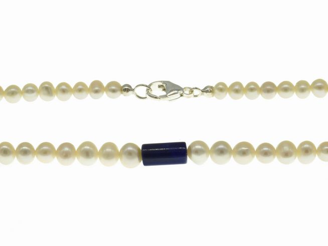 Perlenkette aus Süßwasser-Zuchtperlen in Weiß und einem blauen Lapislazuli-Baustein von 4,5-5 mm, 44 cm lang, mit Silberverschluss, Hersteller Juwelier Harnisch.