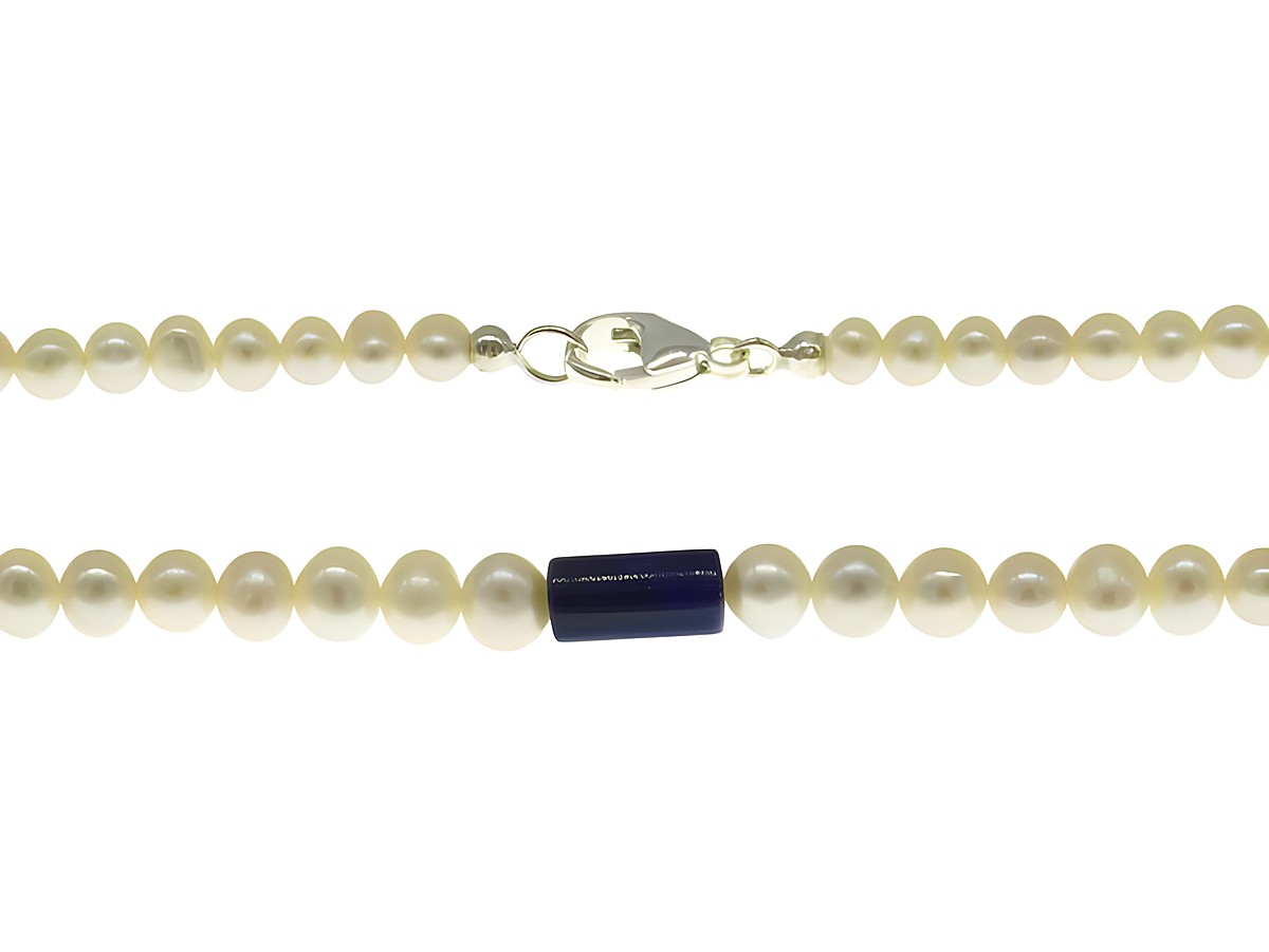 Perlenkette aus Süßwasser-Zuchtperlen in Weiß und einem blauen Lapislazuli-Baustein von 4,5-5 mm, 44 cm lang, mit Silberverschluss, Hersteller Juwelier Harnisch.
