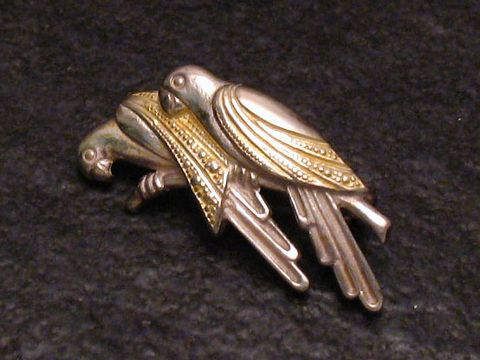 39052-0 Papageien Brosche Silber vergoldet - bicolor bezaubernd, Hersteller: Juwelier Harnisch, liebevoll gestaltete Brosche mit zwei Papageien in ansprechendem Design.