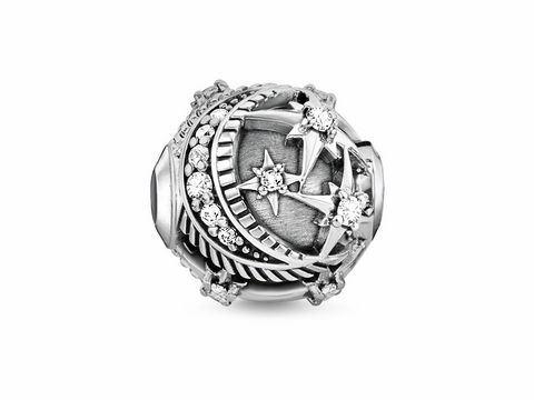41611895-0 Ein eleganter Thomas Sabo Karma Bead mit der Artikelnummer K0310-643-14, aus hochwertigem Silber gefertigt, verziert mit funkelnden Steinen und einem filigranen Design.