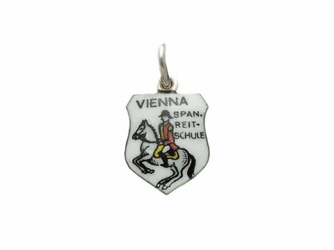 Silberner Anhänger mit einem Wappen der Spanischen Reitschule Wien, zeigt einen Reiter auf einem Pferd, mit der Aufschrift Vienna in farbiger Emaille, hergestellt von Juwelier Harnisch.