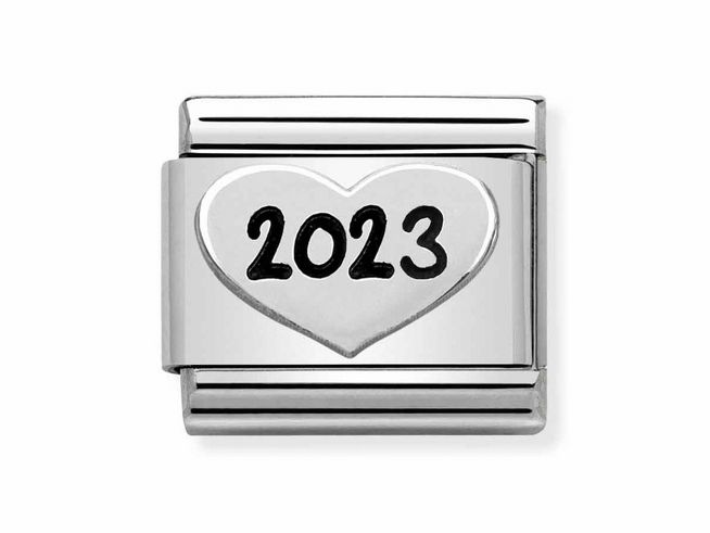 433010155-0 Silberner Charm von Nomination aus Edelstahl mit Herzmotiv und der Jahreszahl 2023, ideal für Schmuckliebhaber und als besonderes Geschenk für besondere Anlässe.