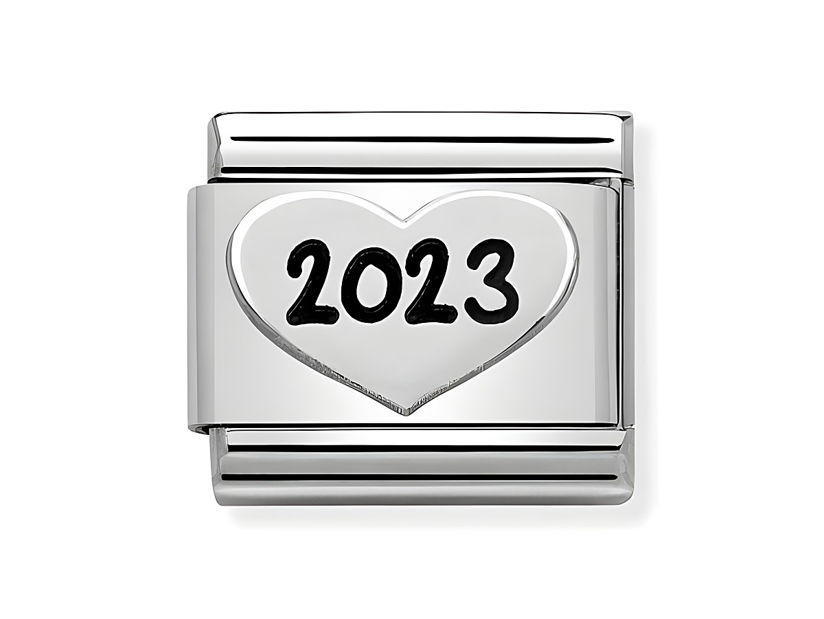 Silberner Charm von Nomination aus Edelstahl mit Herzmotiv und der Jahreszahl 2023, ideal für Schmuckliebhaber und als besonderes Geschenk für besondere Anlässe.