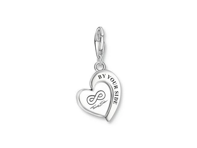 Charm-Anhänger von Thomas Sabo in Herzform mit der Prägung By Your Side und einem unendlichen Symbol, aus hochwertigem Silber, Teil der You & Me Kollektion, neu und einzigartig.
