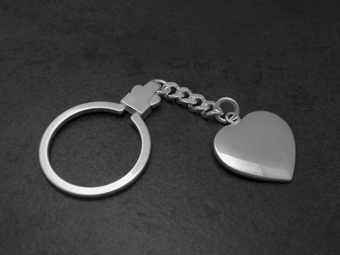 Schlüsselanhänger Herz aus poliertem Sterling Silber, ideal als Geschenkidee, hergestellt von Juwelier Harnisch, echt Silber.