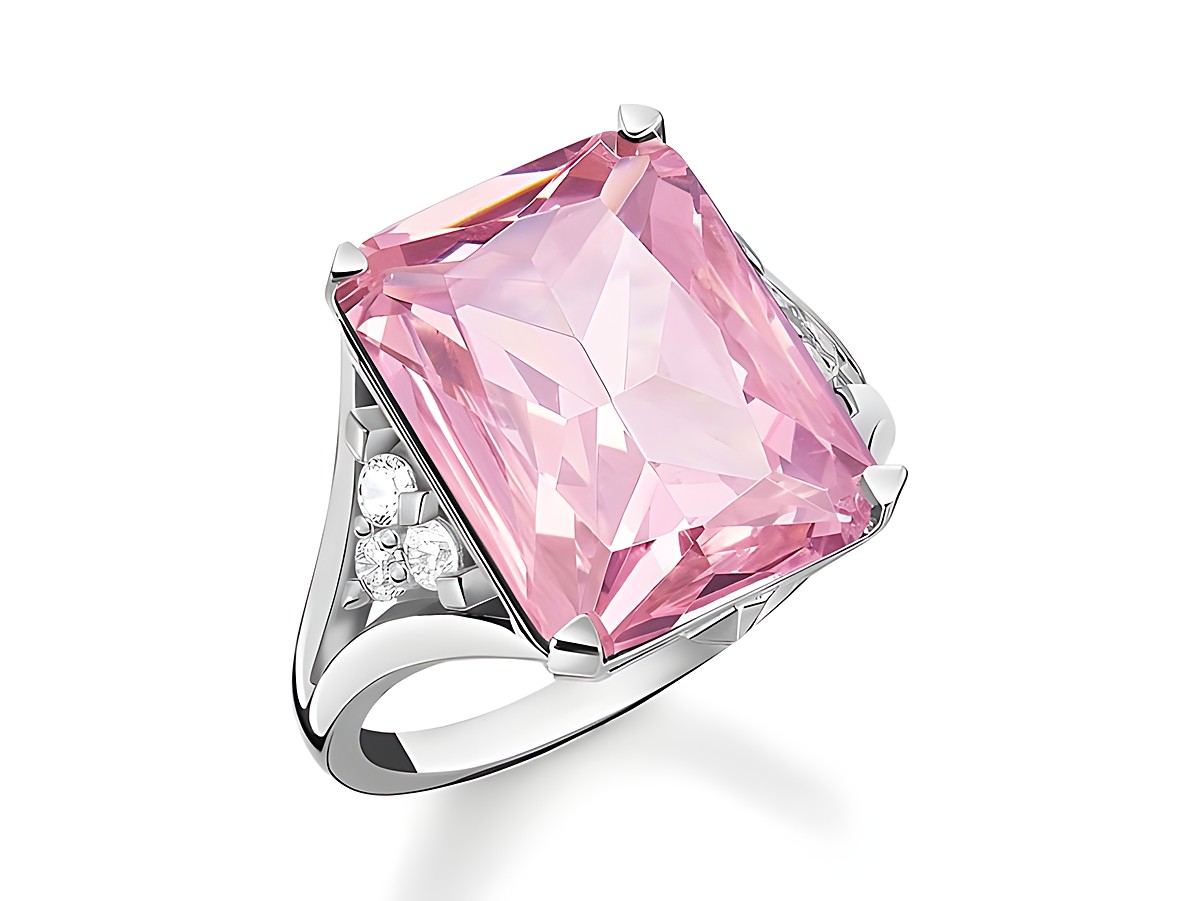 Silberner Ring von Thomas Sabo mit großem, rechteckigem pinkem Zirkonia und seitlichen kleinen Zirkoniasteinen in Größe 48. Elegantes Design und funkelnde Akzente.