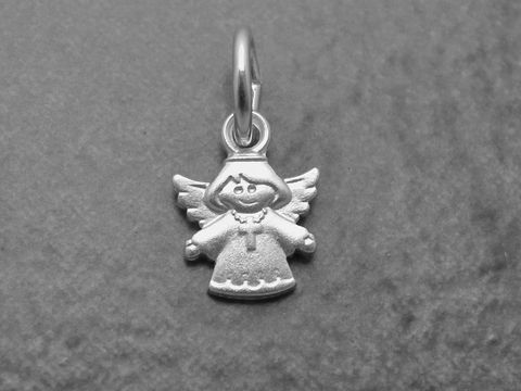 Mini Engel mit Kreuz aus Sterling Silber, 8,5 mm groß, von Juwelier Harnisch, religiöses Schmuckstück mit detaillierter Engel-Darstellung und fröhlichem Gesicht.