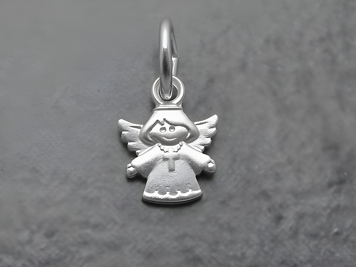 Mini Engel mit Kreuz aus Sterling Silber, 8,5 mm groß, von Juwelier Harnisch, religiöses Schmuckstück mit detaillierter Engel-Darstellung und fröhlichem Gesicht.