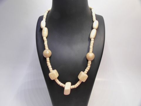 Holzkette aus naturbraunem Holz mit einer Länge von 60 cm und einem Durchmesser von 21 mm, hergestellt von Juwelier Harnisch, zeigt eine abwechslungsreiche Anordnung von Holzperlen.