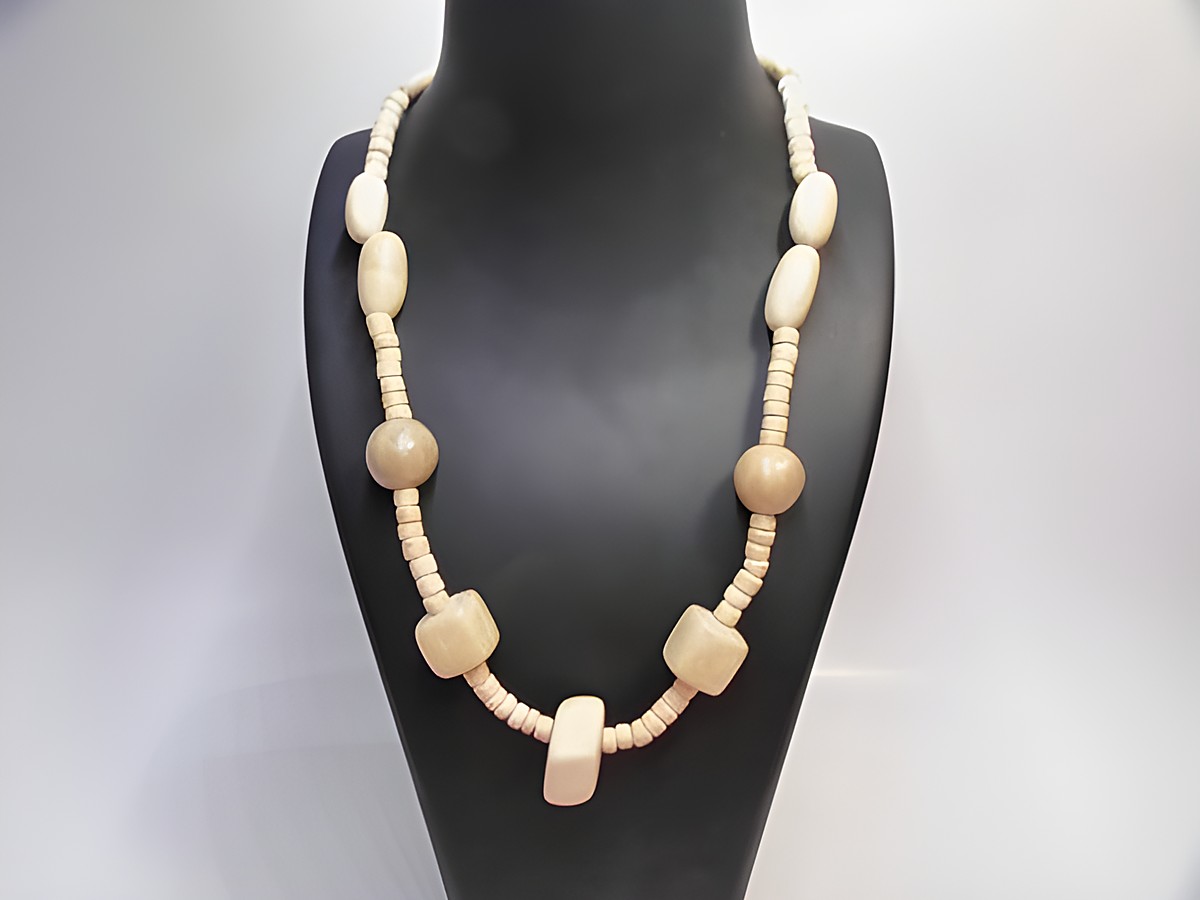 Holzkette aus naturbraunem Holz mit einer Länge von 60 cm und einem Durchmesser von 21 mm, hergestellt von Juwelier Harnisch, zeigt eine abwechslungsreiche Anordnung von Holzperlen.