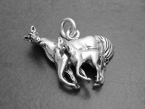 Pferd mit Fohlen aus 925 Sterling Silber Anhänger, detaillierte Darstellung von Mutter und Nachwuchs, hergestellt von Juwelier Harnisch, ideal für Tierliebhaber.
