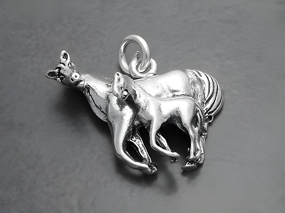 Pferd mit Fohlen aus 925 Sterling Silber Anhänger, detaillierte Darstellung von Mutter und Nachwuchs, hergestellt von Juwelier Harnisch, ideal für Tierliebhaber.
