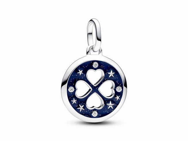 Ein Glücksmedaillon Charm von Pandora ME aus Sterling Silber mit blauem Zirkonia, verziert mit Herzen und Sternen, ideal für persönliche Momente und besondere Anlässe.
