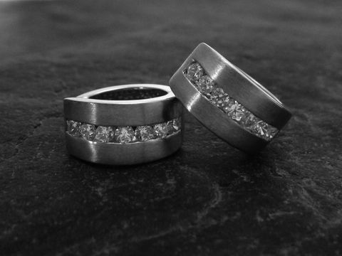 Creole Sterling Silber rhod. mattiert mit Zirkonia, 14mm, von Juwelier Harnisch, bis 15 mm, zwei Ringe in ansprechendem Design, elegant und modern, ideal für besondere Anlässe.