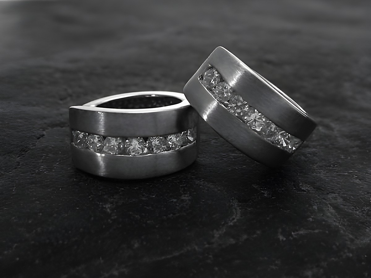Creole Sterling Silber rhod. mattiert mit Zirkonia, 14mm, von Juwelier Harnisch, bis 15 mm, zwei Ringe in ansprechendem Design, elegant und modern, ideal für besondere Anlässe. – Ansicht 2