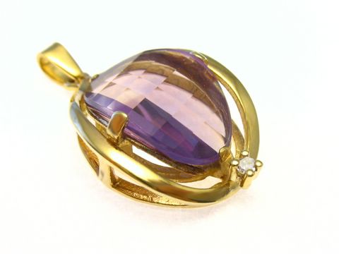 Goldanhänger 585 im Designerschmuck mit Diamant und Amethyst von Juwelier Harnisch, der facettierte Amethyst ist in einem eleganten goldenen Rahmen gefasst.