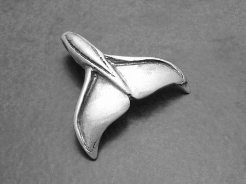 Mittelgroße Schwanzflosse aus Sterling Silber, stilvoll gestaltet, Hersteller Juwelier Harnisch, ideales Schmuckstück für Tierliebhaber.