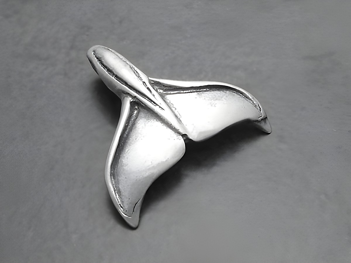 Mittelgroße Schwanzflosse aus Sterling Silber, stilvoll gestaltet, Hersteller Juwelier Harnisch, ideales Schmuckstück für Tierliebhaber.