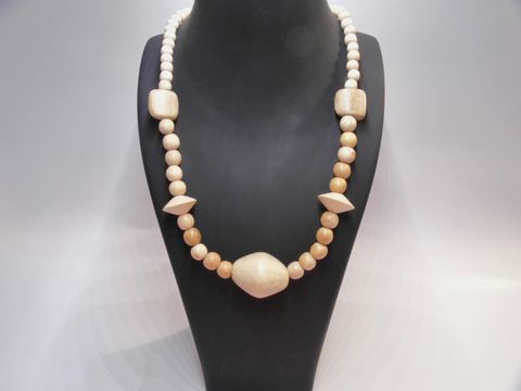 Holzkette aus naturbraunem Holz mit 31 mm großen Elementen, 60 cm lang, gefertigt von Juwelier Harnisch, präsentiert auf einem schwarzen Schmuckdisplay.