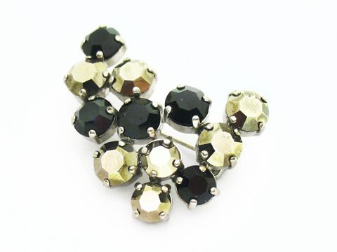 60197-0 Strass Brosche in eckiger Form, schwarz und gold gefasst, neu vom Juwelier Harnisch. Die Brosche zeigt ein ansprechendes Design mit funkelnden Strasssteinen in verschiedenen Größen.