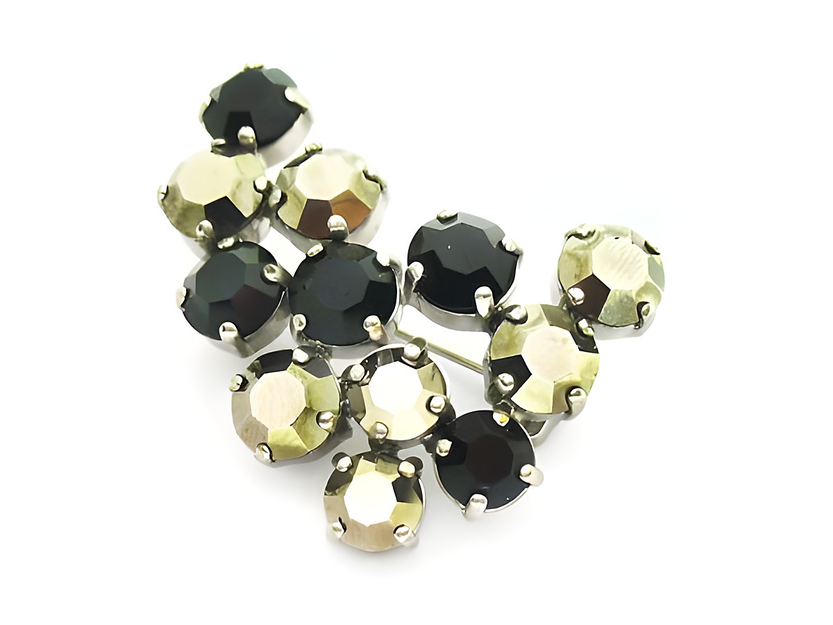 Strass Brosche in eckiger Form, schwarz und gold gefasst, neu vom Juwelier Harnisch. Die Brosche zeigt ein ansprechendes Design mit funkelnden Strasssteinen in verschiedenen Größen.