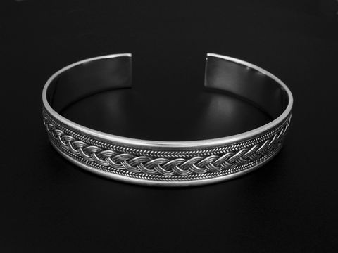Silber Armreifen 18 cm Zopf Muster von Juwelier Harnisch in elegantem Design, ideal für stilvolle Akzente. Hochwertige Verarbeitung und zeitlose Ästhetik.