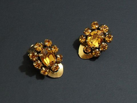 Strass Ohrclips in anmutigem Design in orange und goldfarben von Juwelier Harnisch, verziert mit funkelnden Strasssteinen, ideal für besondere Anlässe.