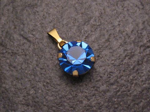 Blauer Strass Anhänger Sexy City Look rund, Hersteller Juwelier Harnisch, funkelnder blauer Stein mit goldfarbener Fassung, ideal für modische Akzente und besondere Anlässe.