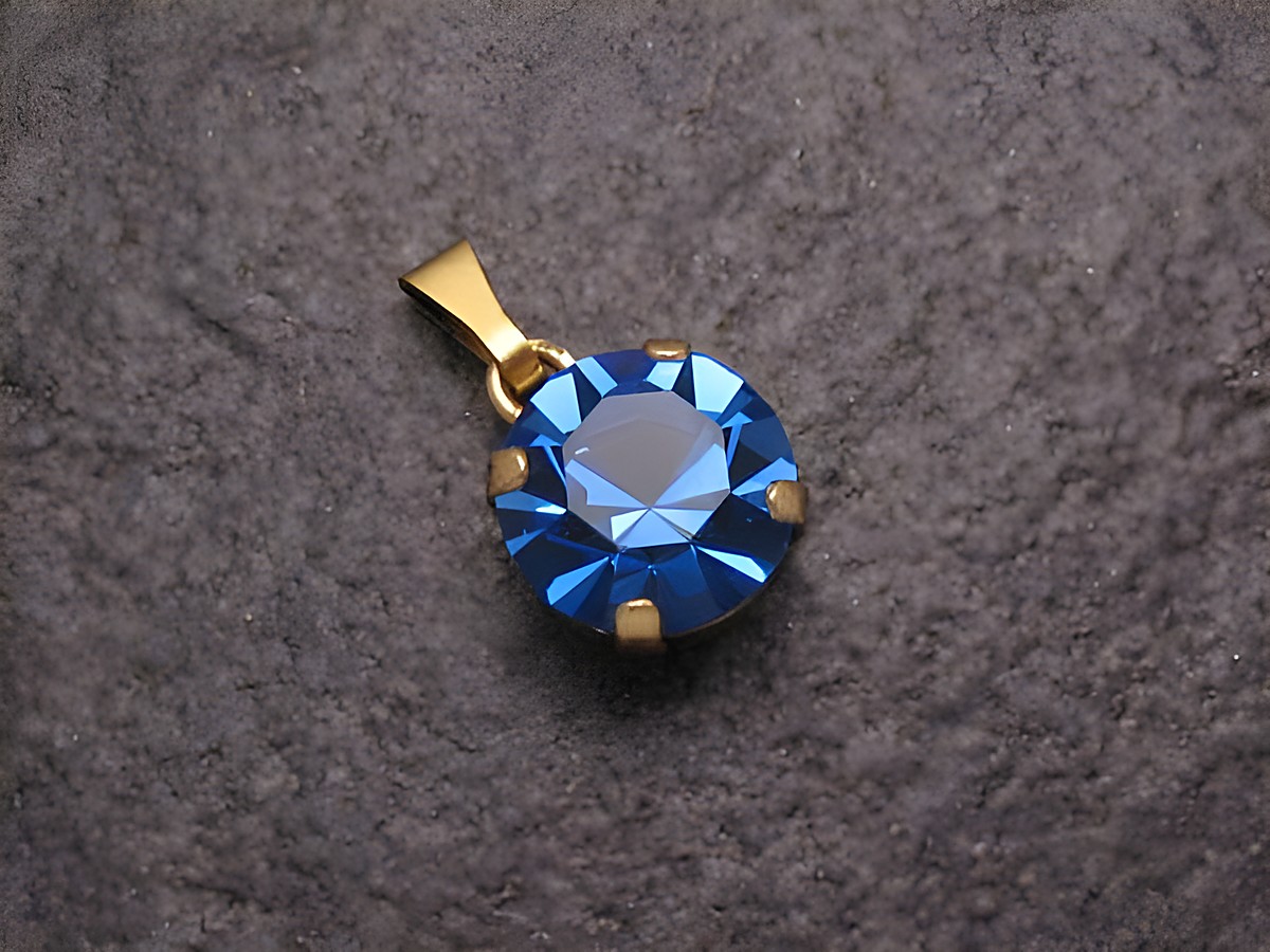 Blauer Strass Anhänger Sexy City Look rund, Hersteller Juwelier Harnisch, funkelnder blauer Stein mit goldfarbener Fassung, ideal für modische Akzente und besondere Anlässe.