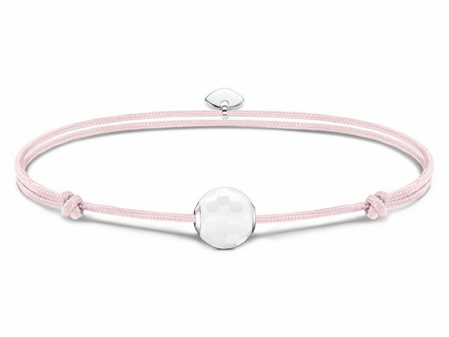 Pflegeleichtes Textilarmband von Thomas Sabo in zartem Rosé mit einer weißen Jade Karma Bead und silbernen Akzenten, verstellbar bis 22 cm. Ideal für einen eleganten Look.