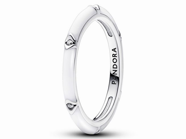 Der Pandora Me Steine und Emaille Ring aus Sterling Silber in Größe 44 zeigt ein elegantes Design mit weißen Zirkonia und einem dezenten Logo. Ideal für jeden Anlass.