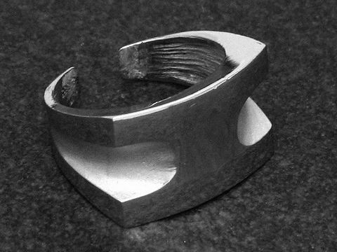 Futuristischer Silberring in rhodiniertem Finish, wenig verstellbar, Hersteller Juwelier Harnisch, ohne Stein, groteske Form mit flachen und kurvigen Elementen.