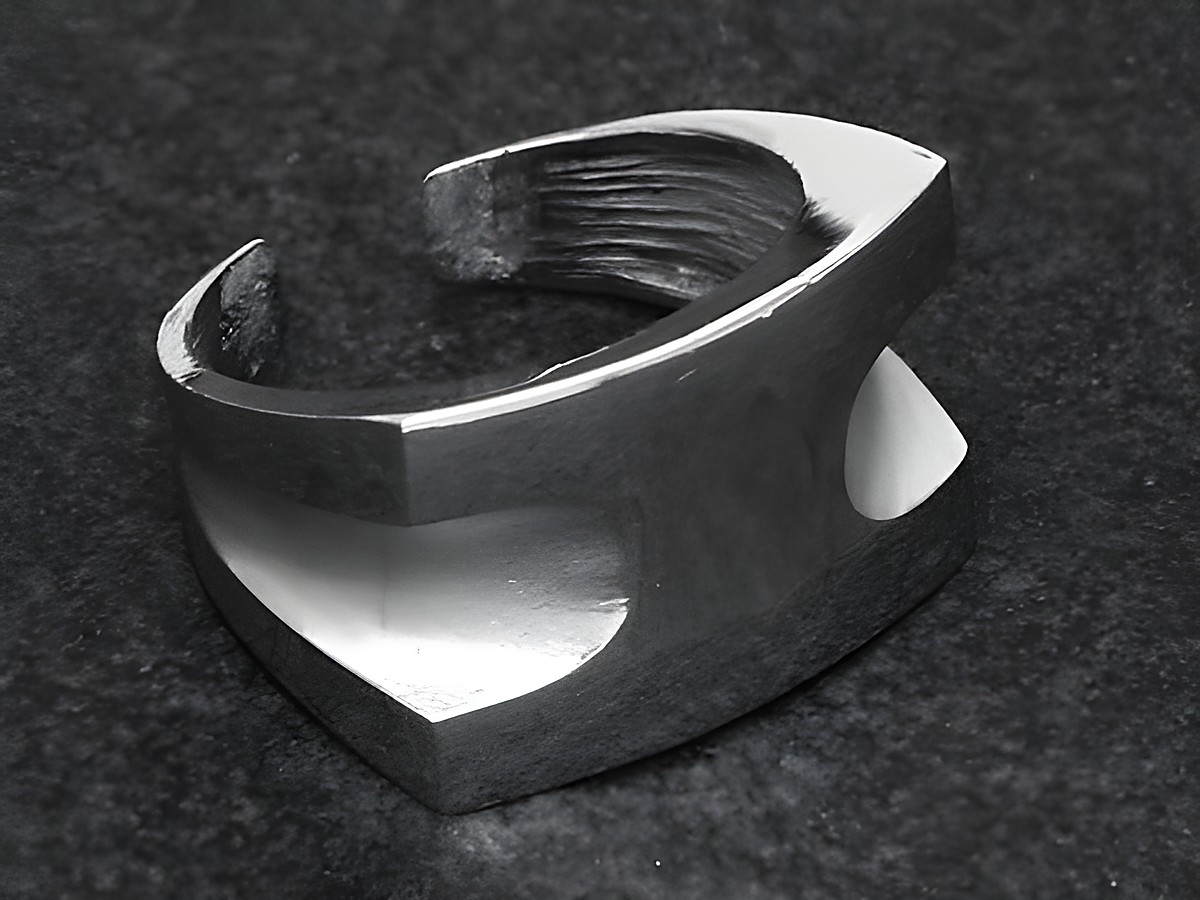 Futuristischer Silberring in rhodiniertem Finish, wenig verstellbar, Hersteller Juwelier Harnisch, ohne Stein, groteske Form mit flachen und kurvigen Elementen.