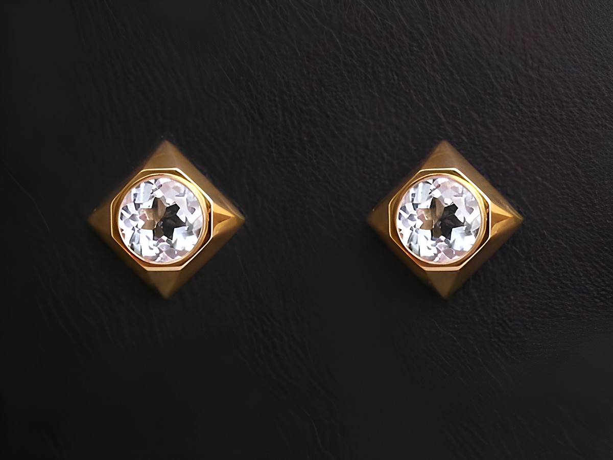 Ohringe Blautopas eckig Gold 585 von Juwelier Harnisch, mit funkelndem Topas in der Mitte, elegantes Design für jeden Anlass. Perfekte Ergänzung für Ihr Schmuckkästchen.