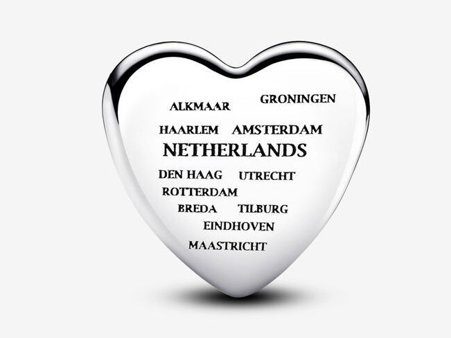 Herzförmiger Charm aus Silber mit Emaille, geprägt mit verschiedenen Städtenamen der Niederlande, hervorgehoben das Wort Netherlands. Ideal für Schmuckliebhaber.