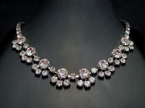 Exquisite Strass Kette in Weiß, 44-47,5 cm, vom Juwelier Harnisch, mit silberfarbener Fassung, perfekte Eleganz für festliche Anlässe, funkelnder Strassschmuck.