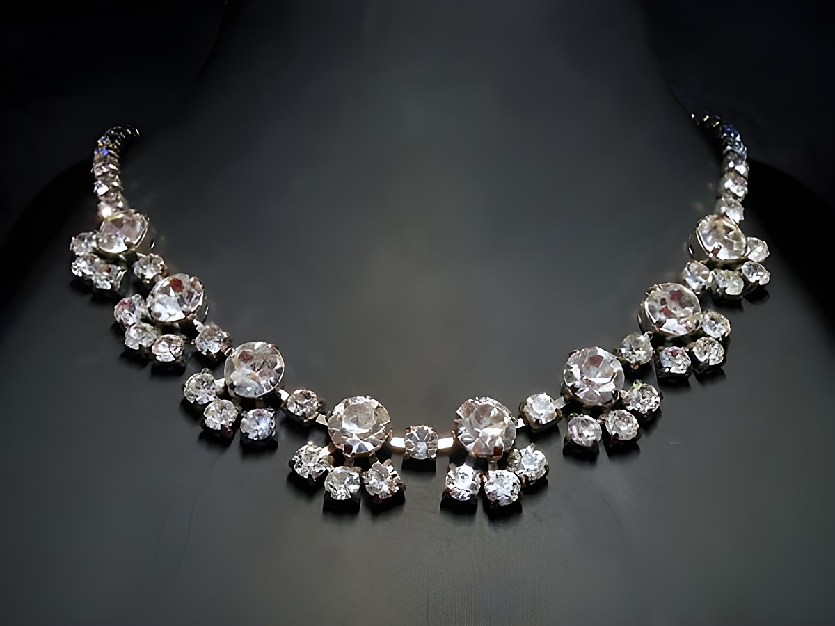 Exquisite Strass Kette in Weiß, 44-47,5 cm, vom Juwelier Harnisch, mit silberfarbener Fassung, perfekte Eleganz für festliche Anlässe, funkelnder Strassschmuck.