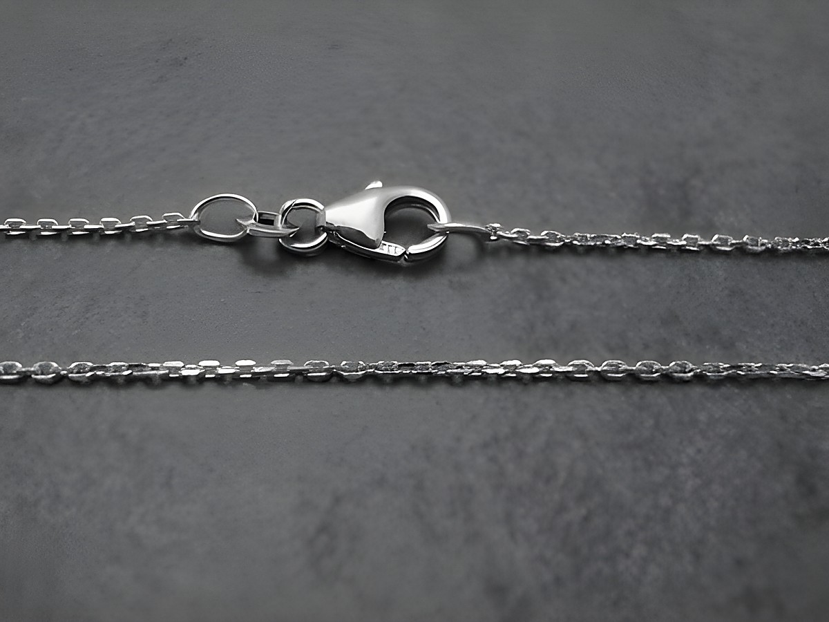 Anker Kette aus Weißgold 333 mit einer Länge von 42 cm und diamantierter Oberfläche, 0,8 x 0,8 mm. Hersteller Juwelier Harnisch, ideal für verschiedene Halskettenarten.