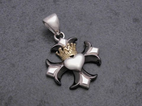 Kreuz Anhänger aus rhodiniertem Sterlingsilber mit Herz und Krone, Hersteller: Juwelier Harnisch, detailliertes Muster, elegantes und symbolisches Design.
