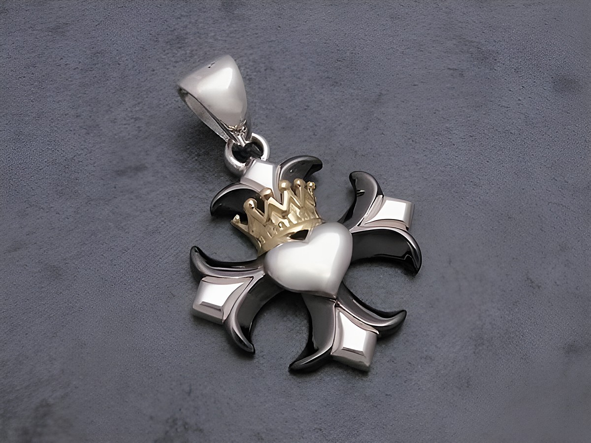 Kreuz Anhänger aus rhodiniertem Sterlingsilber mit Herz und Krone, Hersteller: Juwelier Harnisch, detailliertes Muster, elegantes und symbolisches Design.