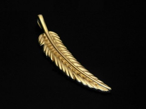 36954-0 Feder Anhänger aus 925 Sterling Silber vergoldet, detailreich gearbeitet, ansprechend und vielseitig, Hersteller Juwelier Harnisch, geeignet für verschiedene Stile und Anlässe.