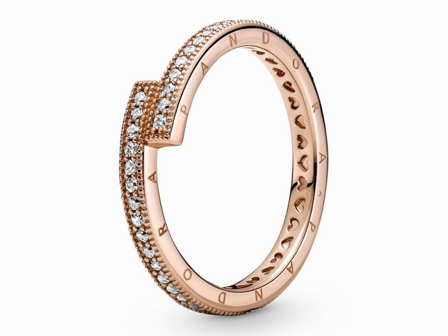 Funkelnder überlappender Ring von Pandora in Roségold mit Zirkonia, Größe 58/18,5, elegantes Design mit eingraviertem Markennamen und funkelnden Steinen.