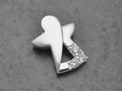 Anhänger Engel aus Sterling Silber mit reizendem Zirkonia in Weiß, von Juwelier Harnisch, bietet einen eleganten und symbolischen Schutz in einem stilvollen Design.