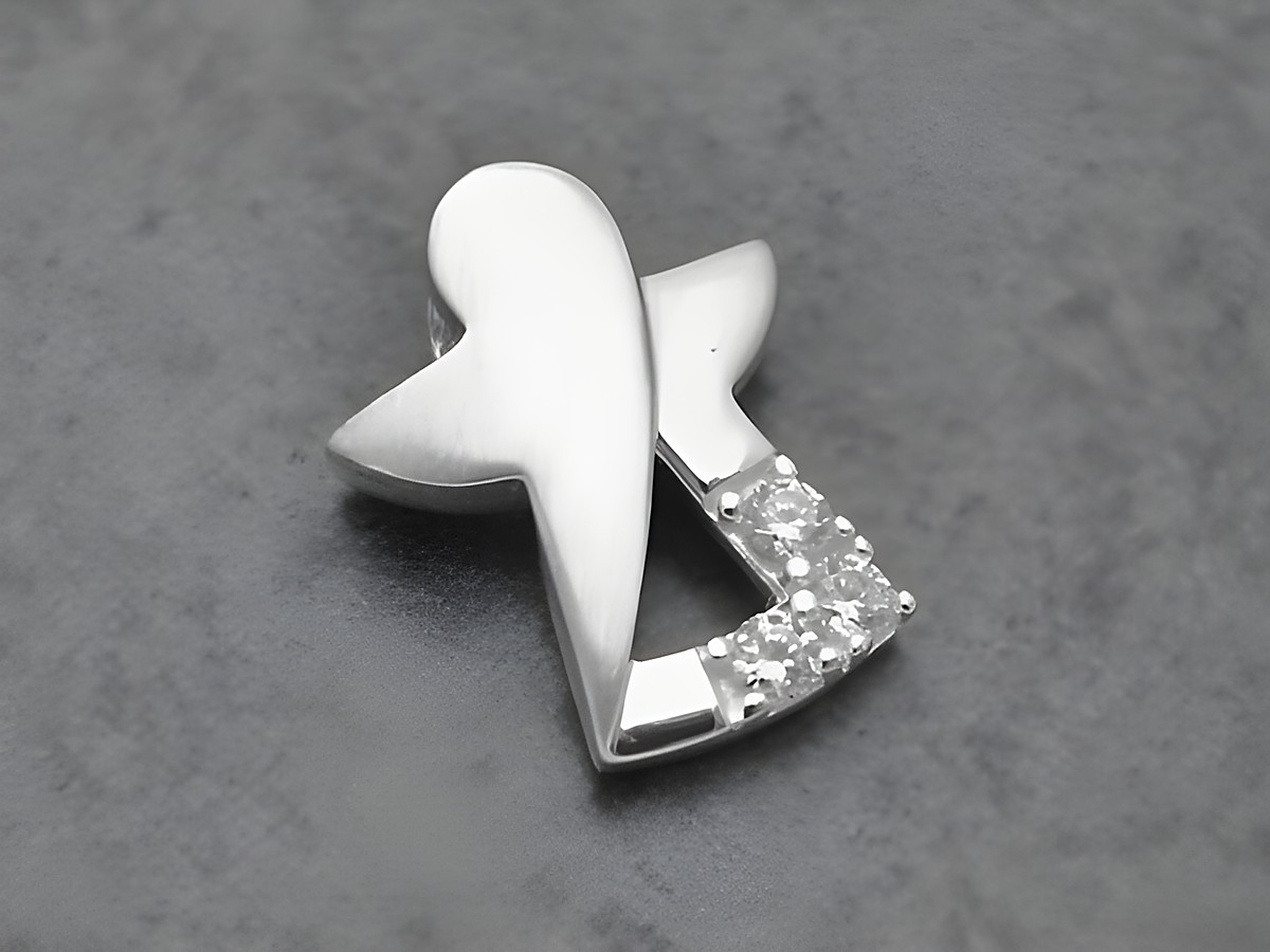 Anhänger Engel aus Sterling Silber mit reizendem Zirkonia in Weiß, von Juwelier Harnisch, bietet einen eleganten und symbolischen Schutz in einem stilvollen Design.