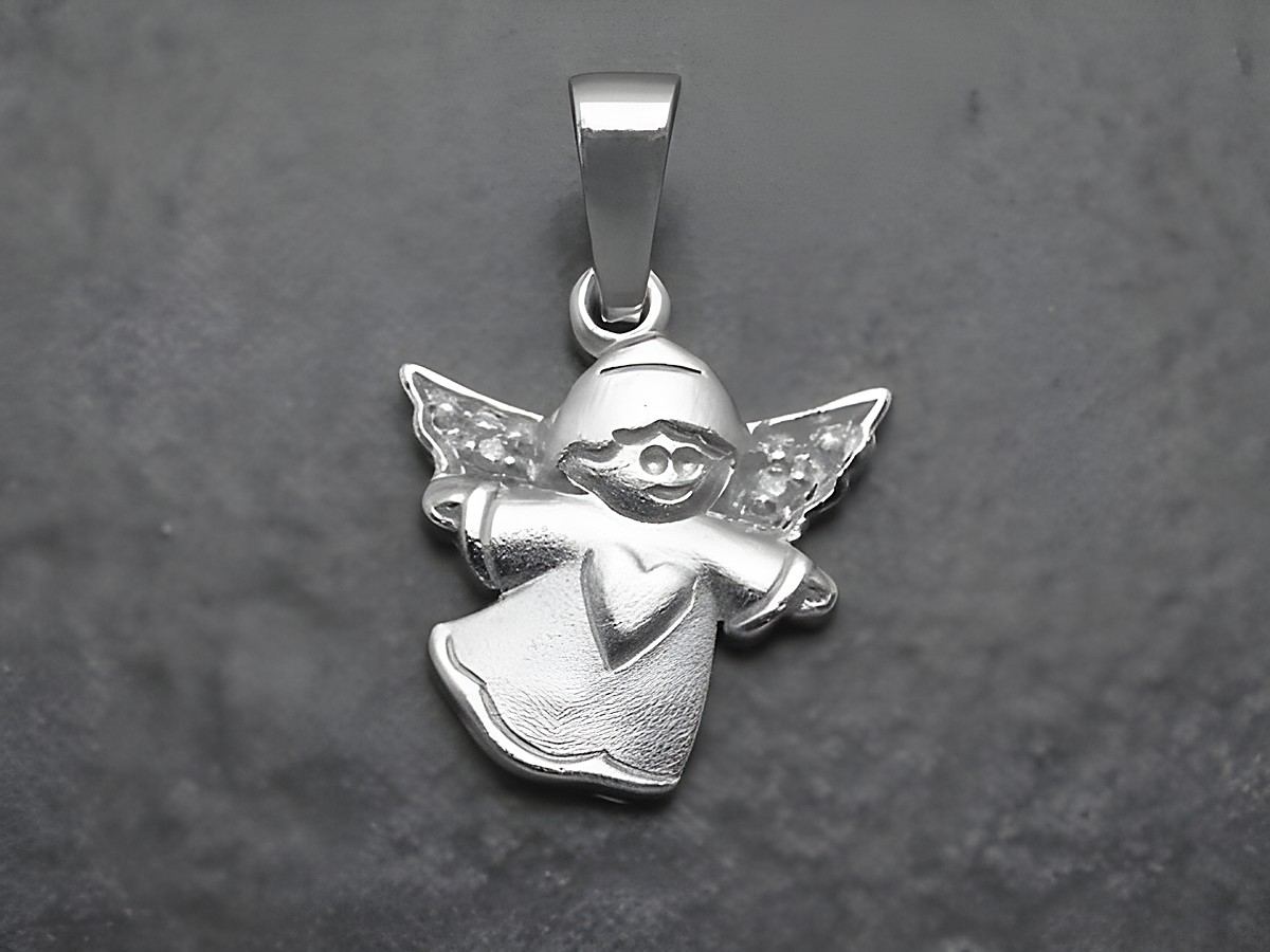 Engel mit Herz aus Sterling Silber, verziert mit funkelnden Kristallen, gefertigt von Juwelier Harnisch, ideal als zierlicher Anhänger für besondere Anlässe.