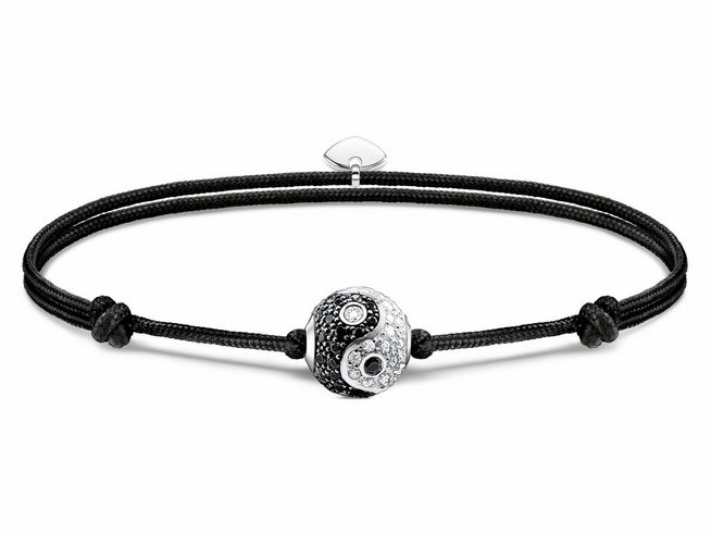 Thomas Sabo Armband aus schwarzem Nylon mit einem Karma Bead in Form eines Yin-Yang-Symbols, verziert mit Zirkonia, für Handgelenke bis 22 cm.