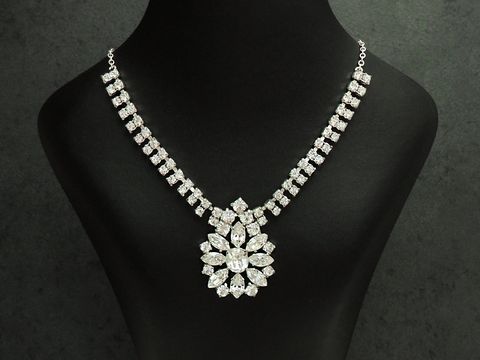Strass Collier Kette bezaubernd in weiß 38-45 cm mit funkelnden Steinen und eleganter Blütenform, Hersteller Juwelier Harnisch, gefertigt aus Sterling Silber in silberfarbener Ausführung.