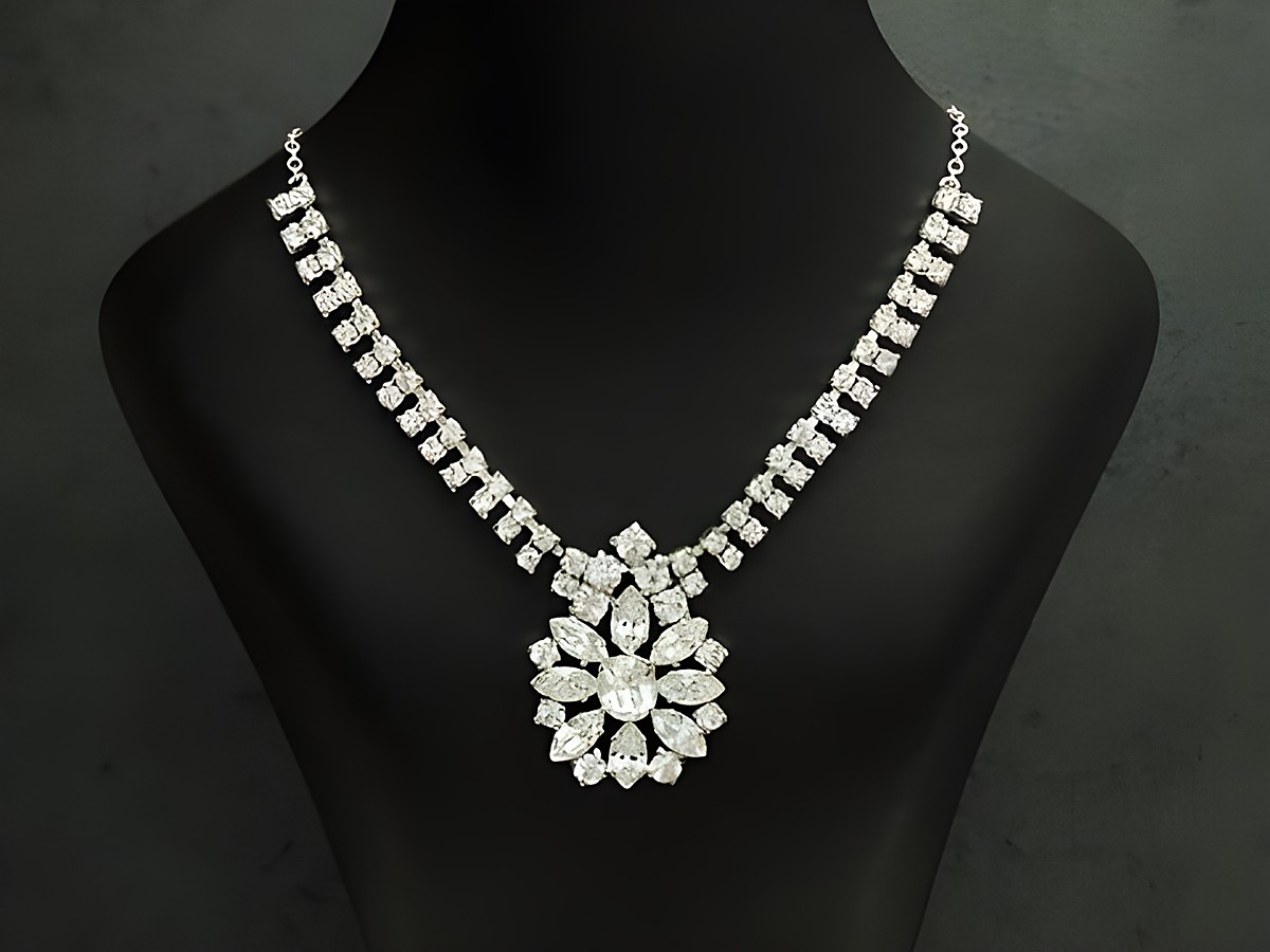 Strass Collier Kette bezaubernd in weiß 38-45 cm mit funkelnden Steinen und eleganter Blütenform, Hersteller Juwelier Harnisch, gefertigt aus Sterling Silber in silberfarbener Ausführung.